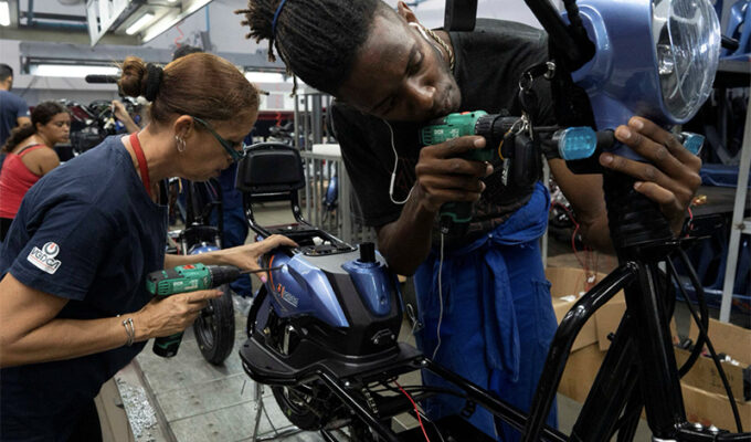 alien-fernandez-los-cubanos-adoptan-bicicletas-y-vehiculos-electricos