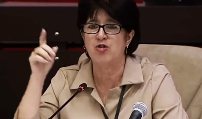 redondear-por-defecto-a-una-ministra-y-a-un-partido