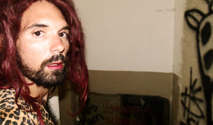 un-travesti-en-la-piel-de-ojo-pez