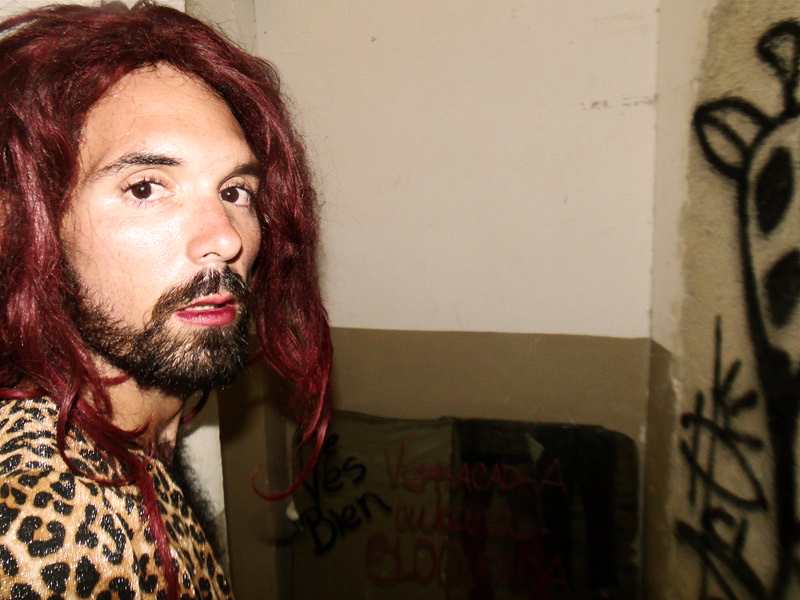 un-travesti-en-la-piel-de-ojo-pez