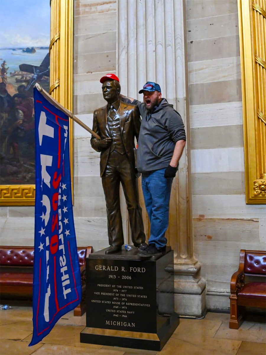 “Infodemia”, capítulo del libro ‘The Chaos Machine The Inside Story of How Social Media Rewired Our Minds and Our World‘, de Max Fisher.