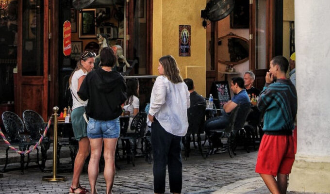 flores-de-papel-infancia-y-mendicidad-en-la-habana