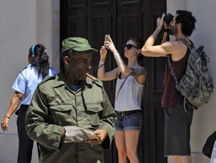turistas y policias en La Habana Cuba