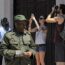 turistas y policias en La Habana Cuba